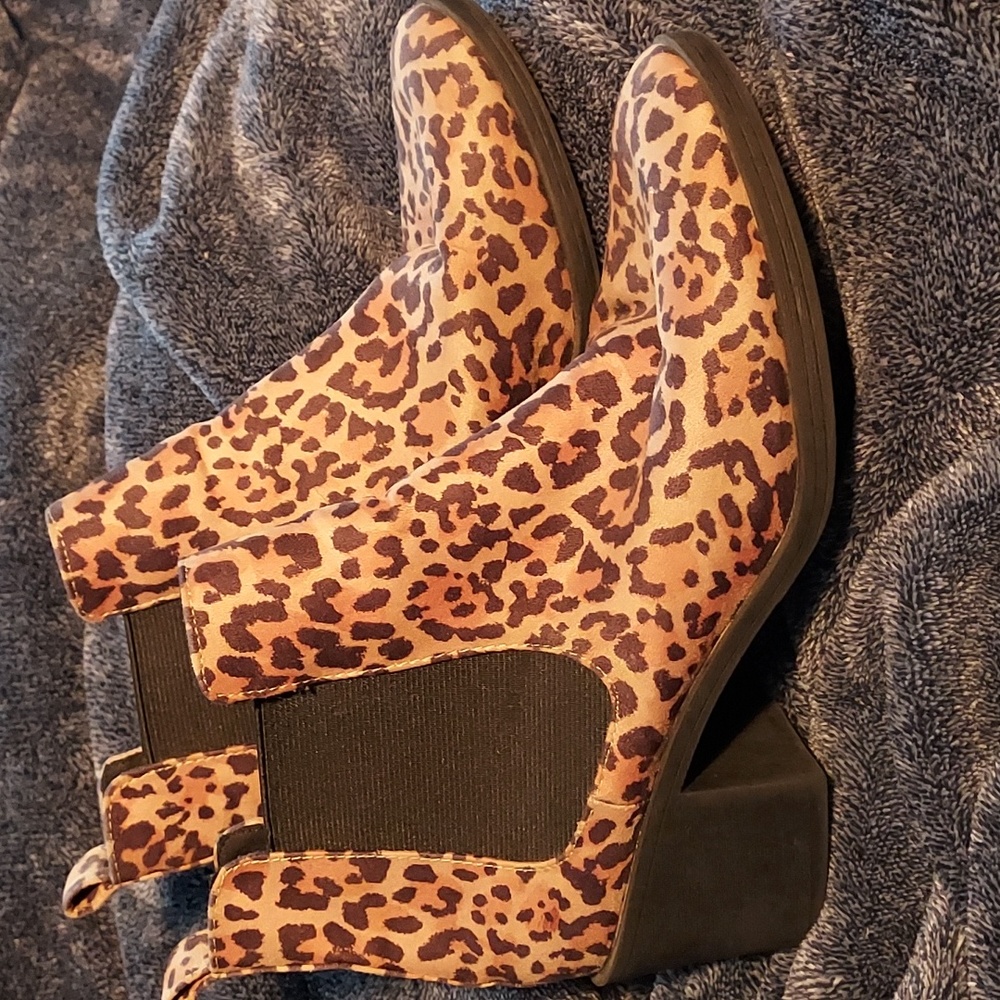 Divided H&M Leopard Print heels